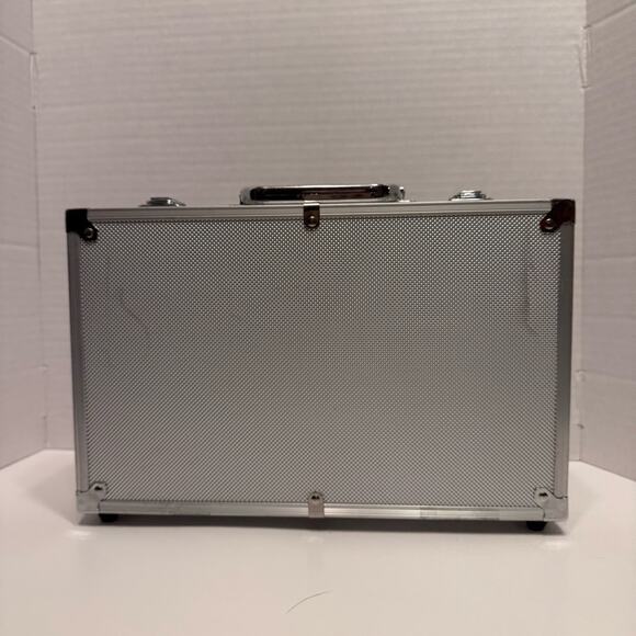 NIB complete poker chips and gaming gambling set - Picture 6 of 8